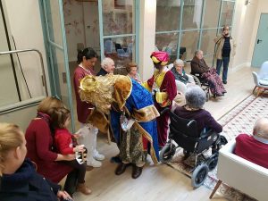 Los Reyes Magos visitan a los mayores de FUNDOMAR