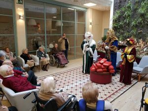 Los Reyes Magos visitan a los mayores de FUNDOMAR