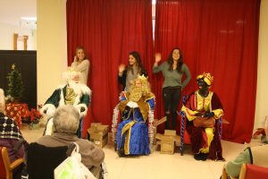 Los Reyes Magos visitan a los mayores de FUNDOMAR