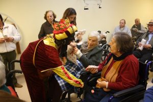 Los Reyes Magos visitan a los mayores de FUNDOMAR