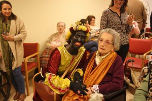 Los Reyes Magos visitan a los mayores de FUNDOMAR