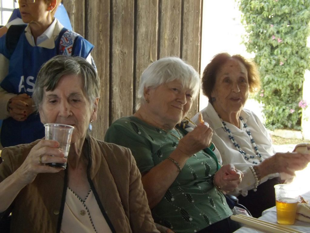 Los mayores de Fundomar visitan la Aldea del Rocío